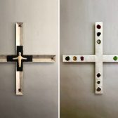Das fertige Kreuz mit seinen beiden Ansichten. Am 22. September 2019 wird es bei der Wiedereinweihung der frisch renovierten Stiftskirche St. Peter in Salzburg über die Altar hängen.